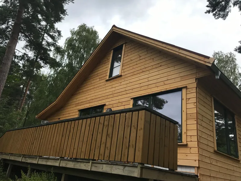Ferdig fasade i liggende trekledning med balkong