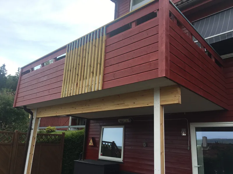 Terrasse og balkong i rødmalt kledning